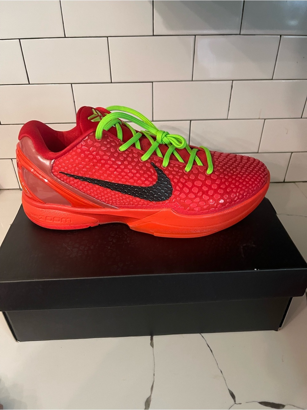 Men’s Nike Kobe Reverse Grinch Size 14.